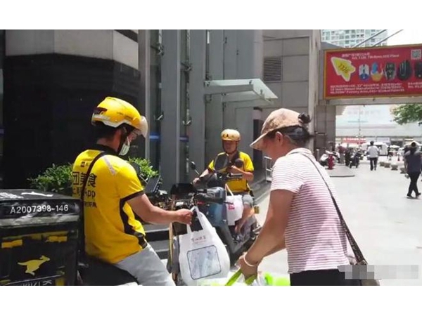 华强北(bei)阿姨为外卖(mai)员(yuan)送外(wai)卖，服务也细分，制(zhi)造业也是