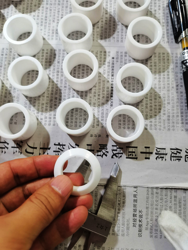 得人陶瓷压轮、深(shen)圳分切刀、定制极耳切刀、不(bu)锈钢包胶滚筒等(deng)核心精密配件