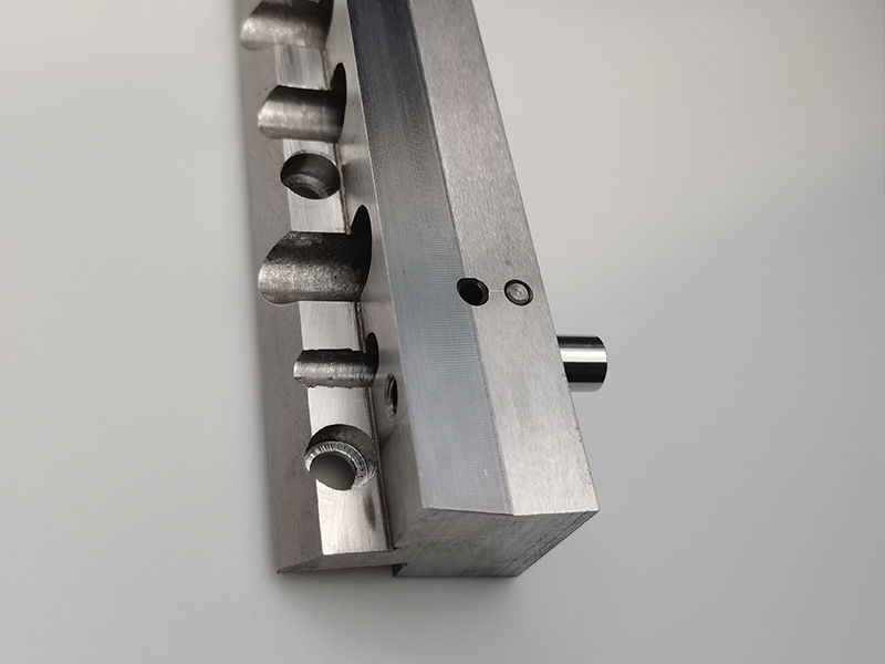 得人电极板、激光设(she)备零件，陶瓷压轮、深圳分切刀、定制极耳切刀、不锈钢包胶滚筒等核心精密配件