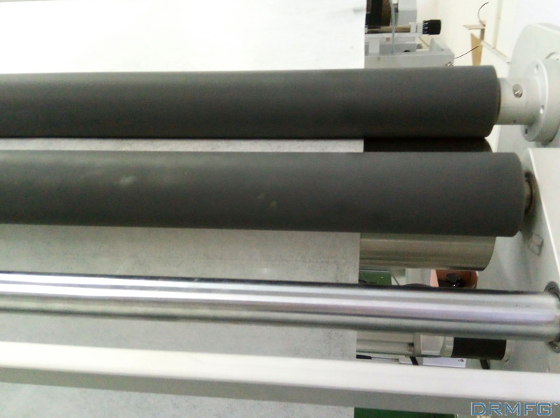 得人精密滚筒(tong)、电极板、激(ji)光设备零件(jian)，陶瓷压轮、深圳(zhen)分切刀、定制极耳切刀、不锈钢包胶(jiao)滚筒等核心精密(mi)配件